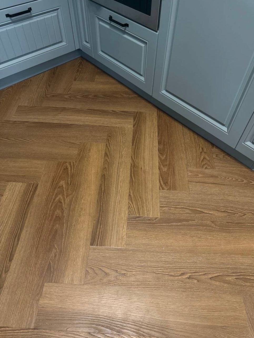 Кварцвиниловый SPC ламинат Vinilam Parquet Herringbone Паркет Винсент IS11200 венгерская елка 720×120×6,5 фото в интерьере